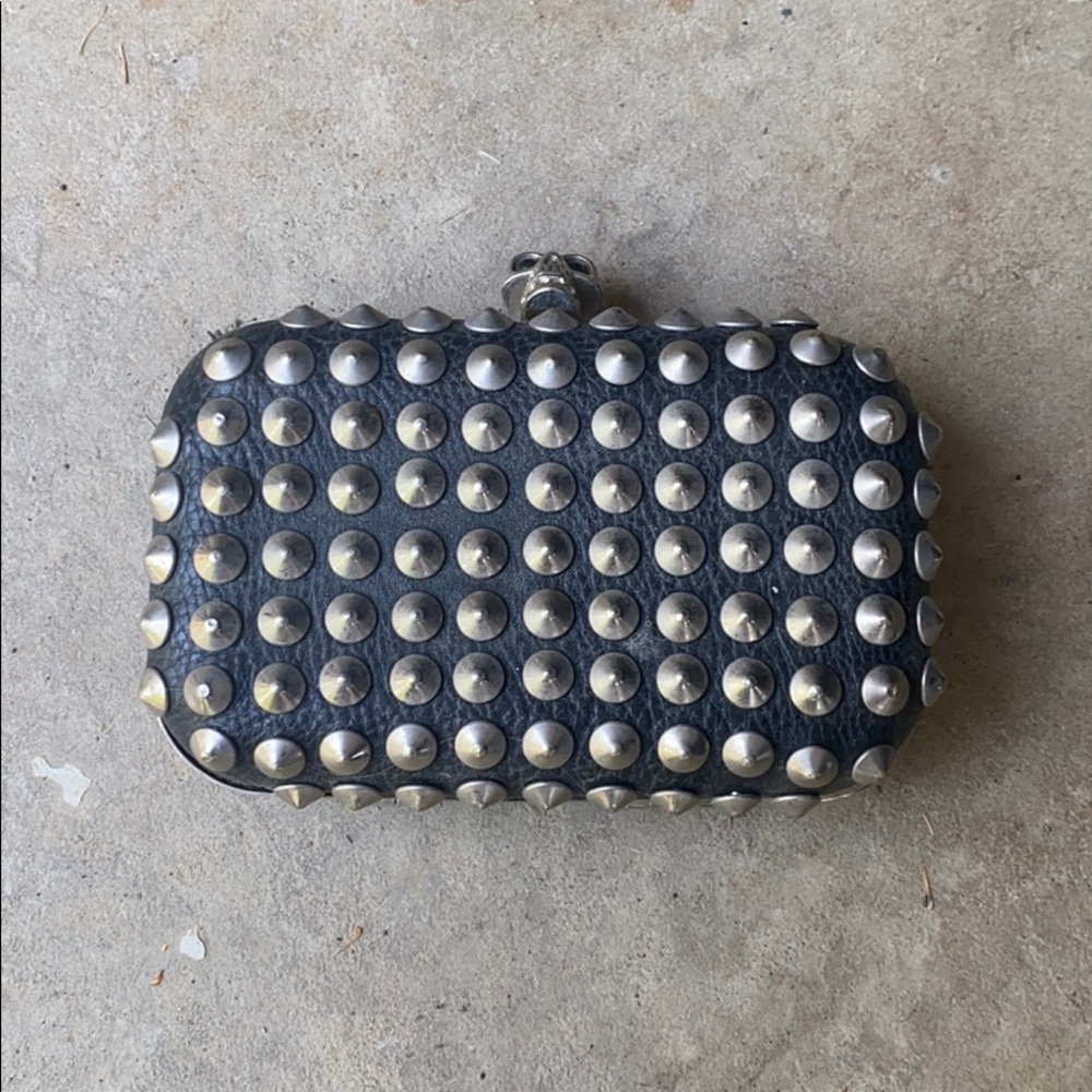 Studded clutch
